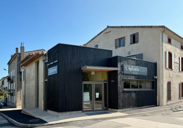 Commerces, logements et mairie